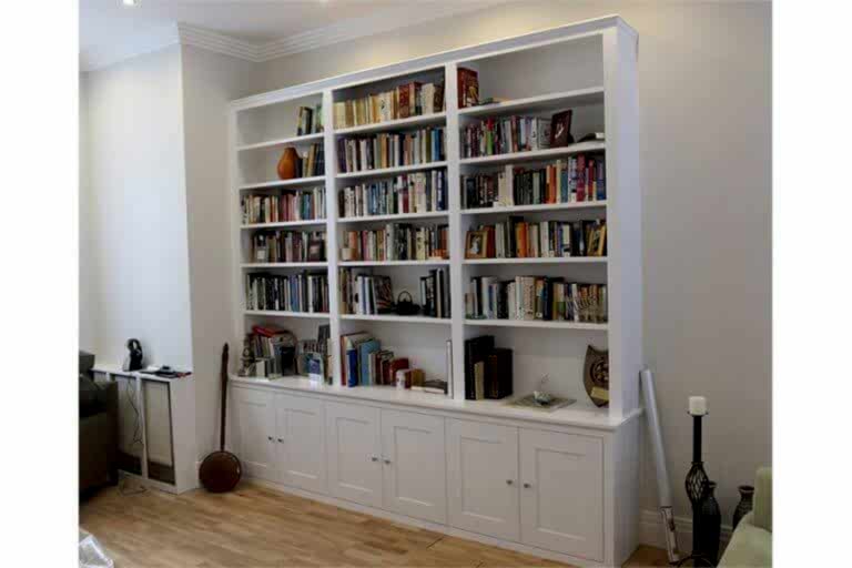 Beyaz kitaplık dolaplı