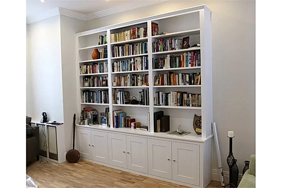 Beyaz kitaplık dolaplı