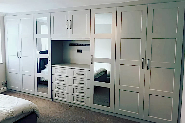 Radis beyaz çerçeve kapaklı dolap