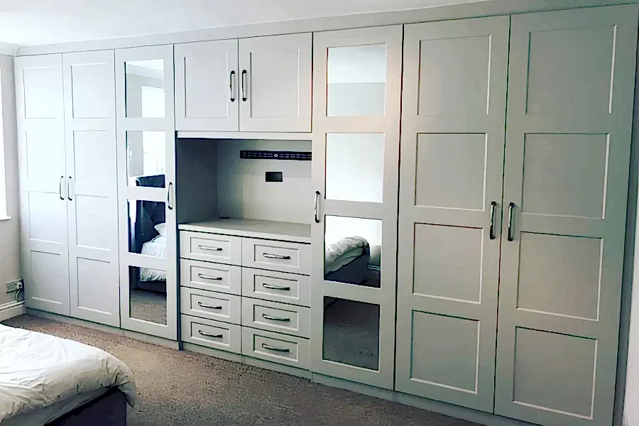 Radis beyaz çerçeve kapaklı dolap