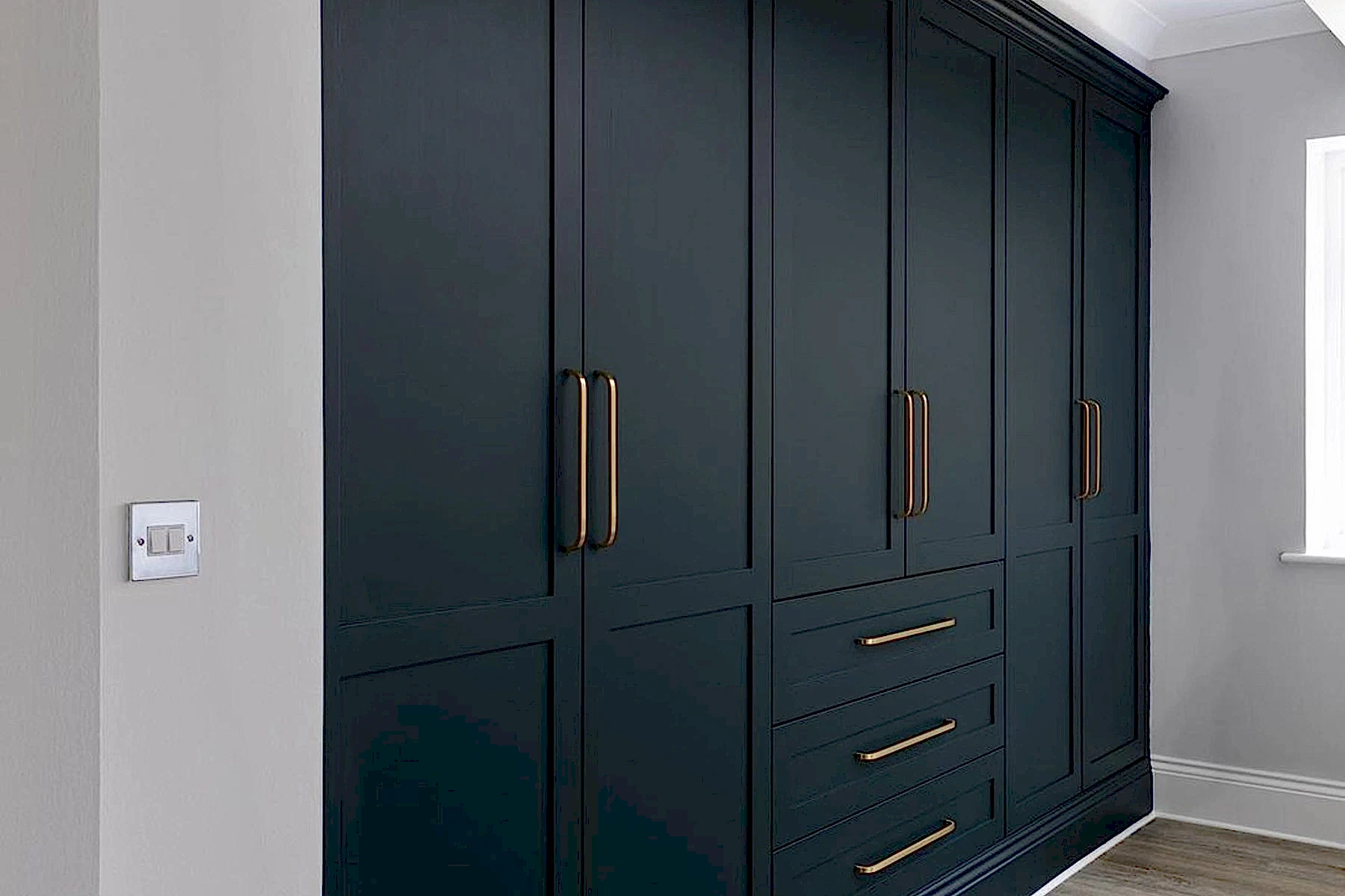 Siyah mdf lake kapaklı dolap